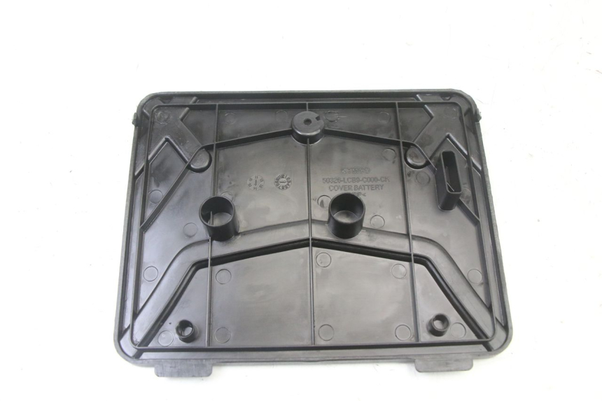 photo de OSŁONA AKUMULATORA KYMCO AGILITY 4T 50 (2005 - 2018) - Zoom stanu zużycia