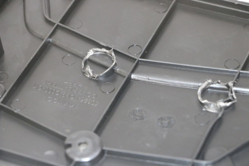 photo de OSŁONA AKUMULATORA KYMCO AGILITY 4T 50 (2005 - 2018) - Zoom stanu zużycia