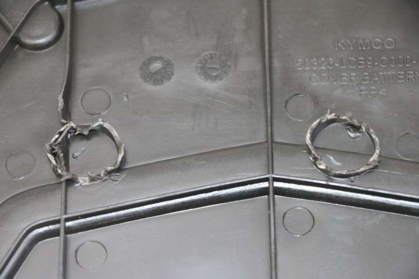photo de OSŁONA AKUMULATORA KYMCO AGILITY 4T 50 (2005 - 2018) - Inny kąt widzenia