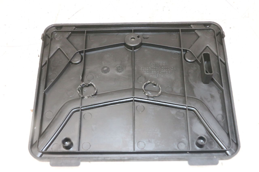 photo de OSŁONA AKUMULATORA KYMCO AGILITY 4T 50 (2005 - 2018) - Zbliżenie techniczne