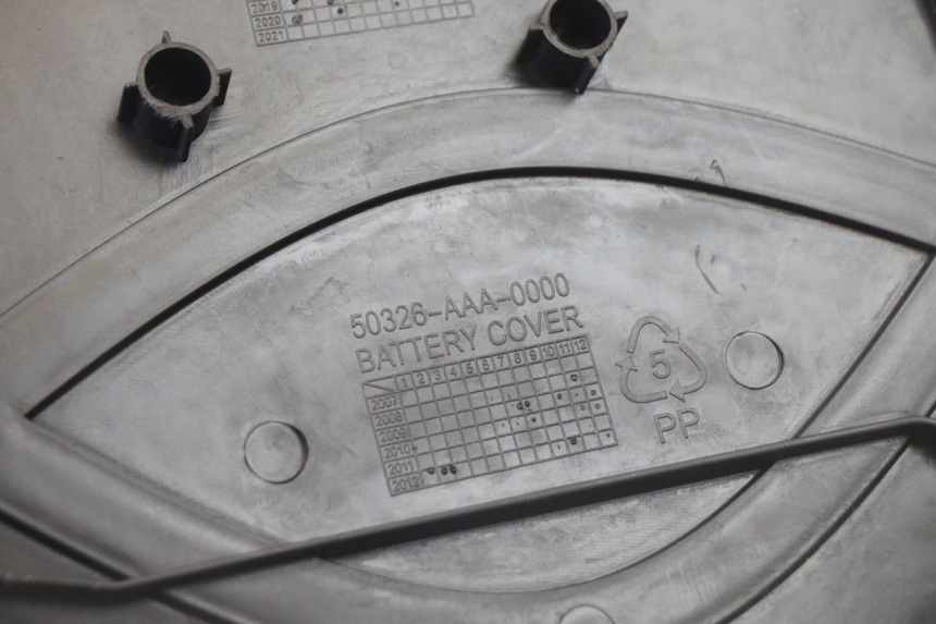 photo de OSŁONA AKUMULATORA SYM CROX 4T 50 (2016 - 2023) - Zbliżenie techniczne