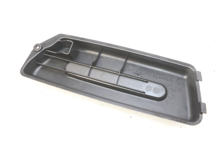 photo de OSŁONA AKUMULATORA PIAGGIO FLY 2T 50 (2004 - 2017) - Zoom stanu zużycia