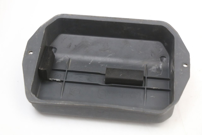 photo de OSŁONA AKUMULATORA PIAGGIO LIBERTY 4T 50 (2018 - 2021) - Zoom stanu zużycia