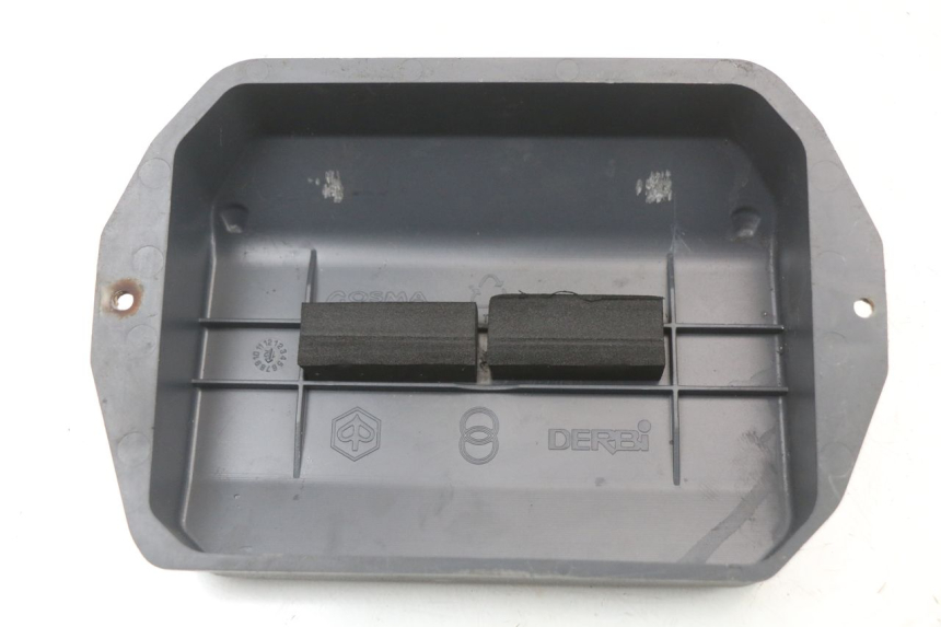 photo de OSŁONA AKUMULATORA PIAGGIO LIBERTY 4T 50 (2004 - 2008) - Zoom stanu zużycia