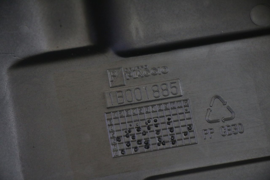 photo de OSŁONA AKUMULATORA PIAGGIO MP3 HPE 350 (2018 - 2020) - Zbliżenie techniczne