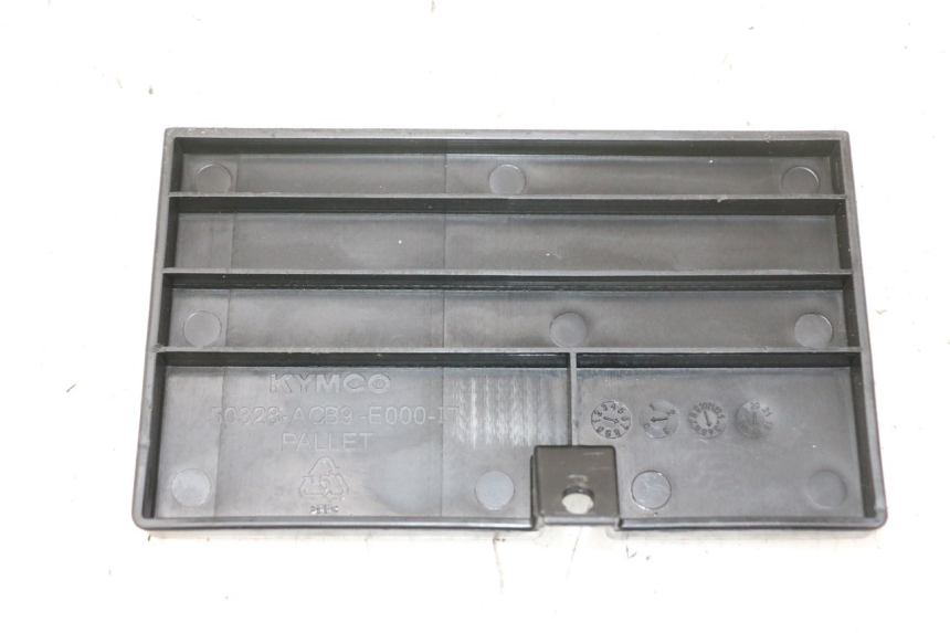 photo de OSŁONA AKUMULATORA KYMCO LIKE 4T 50 (2019 - 2025) - Szczegół części