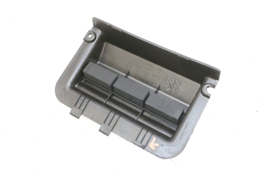 photo de OSŁONA AKUMULATORA PIAGGIO NEW TYPHOON 50 (2018 - 2021) - Zoom stanu zużycia