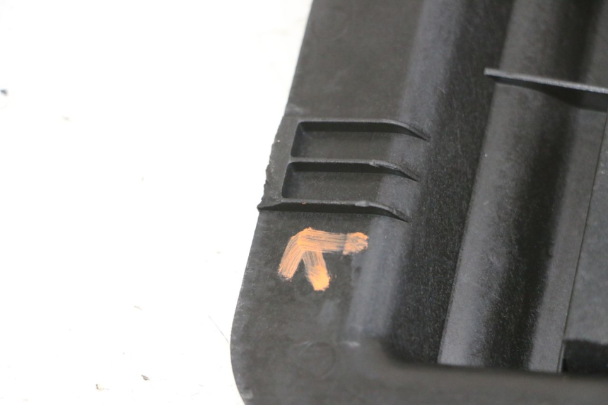 photo de OSŁONA AKUMULATORA PIAGGIO NEW TYPHOON 50 (2018 - 2021) - Zbliżenie techniczne