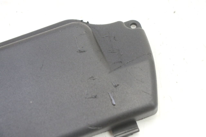 photo de OSŁONA AKUMULATORA PIAGGIO NRG POWER PUREJET 50 (2018 - 2021) - Zoom stanu zużycia