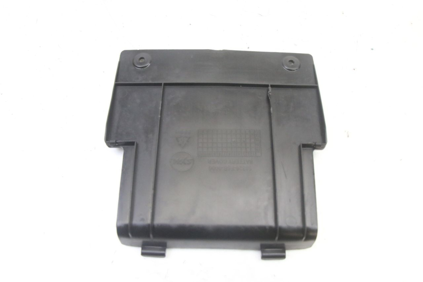 photo de OSŁONA AKUMULATORA SYM ORBIT III 3 4T 50 (2021 - 2025) - Inny kąt widzenia