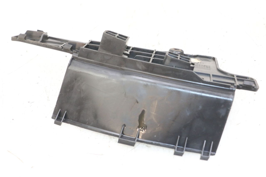 photo de OSŁONA AKUMULATORA SUZUKI BURGMAN 125 (2007 - 2014) - Zoom stanu zużycia