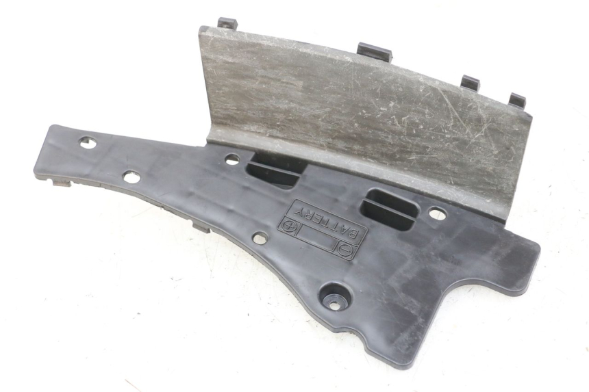 photo de OSŁONA AKUMULATORA SUZUKI BURGMAN 125 (2007 - 2014) - Inny kąt widzenia