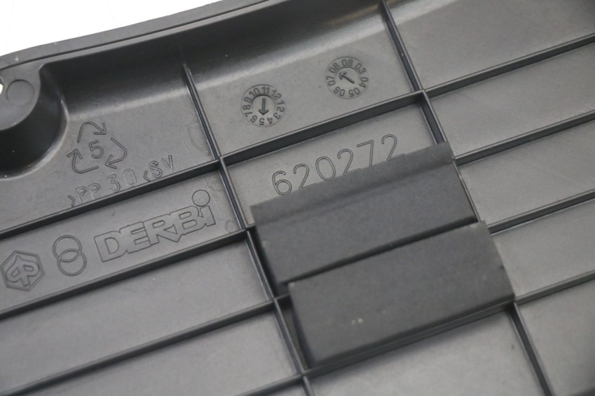 photo de OSŁONA AKUMULATORA PIAGGIO XEVO - X EVO 125 (2007 - 2017) - Zbliżenie techniczne