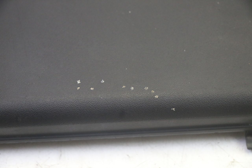 photo de OSŁONA AKUMULATORA PIAGGIO XEVO - X EVO 125 (2007 - 2017) - Zoom stanu zużycia