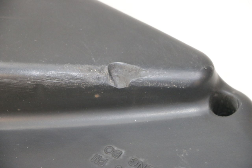 photo de OSŁONA SKRZYNI FILTRA POWIETRZA PEUGEOT SATELIS 125 (2013 - 2018) - Inny kąt widzenia