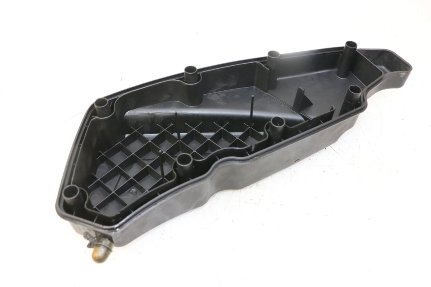 photo de OSŁONA SKRZYNI FILTRA POWIETRZA PEUGEOT SATELIS 125 (2013 - 2018) - Zoom stanu zużycia