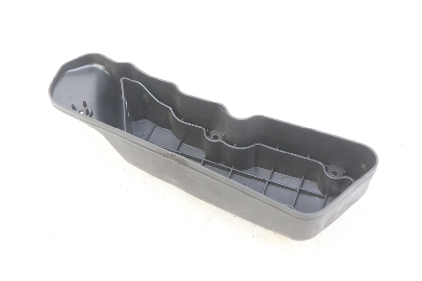 photo de OSŁONA SKRZYNI FILTRA POWIETRZA PIAGGIO VESPA PRIMAVERA 2T 50 (2013 - 2018) - Szczegół części