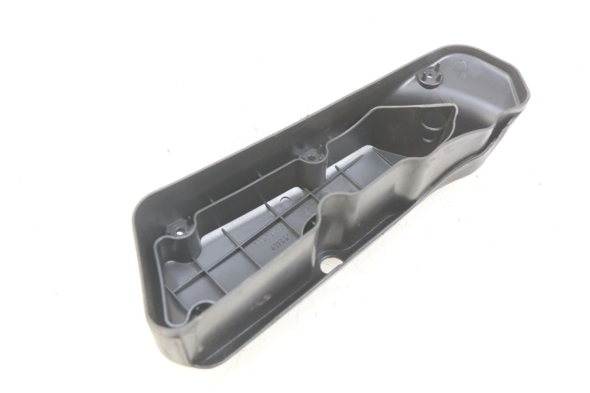 photo de OSŁONA SKRZYNI FILTRA POWIETRZA PIAGGIO VESPA PRIMAVERA 2T 50 (2013 - 2018) - Zoom stanu zużycia