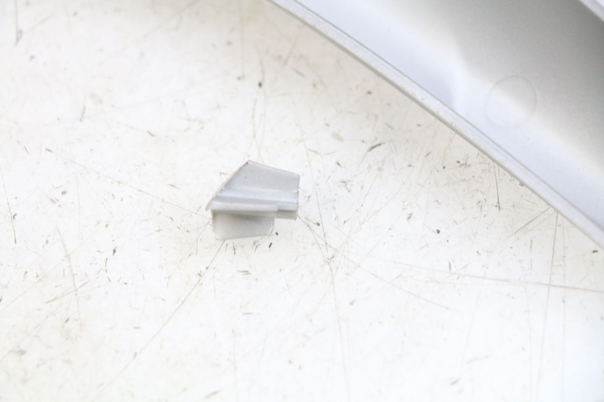 photo de OSŁONA RAMY BOCZNA PRAWA PIAGGIO FLY 2T 50 (2004 - 2017) - Zbliżenie techniczne