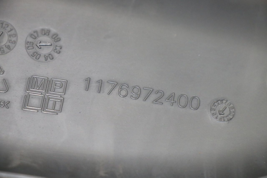 photo de OSŁONA RAMY BOCZNA PRAWA PEUGEOT SATELIS COMPRESSOR K15 125 (2006 - 2009) - Zbliżenie techniczne