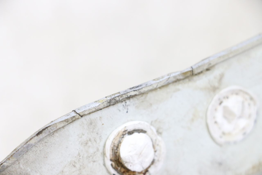 photo de OSŁONA LEWEJ BOCZNEJ RAMY APRILIA CLASSIC 125 (1995 - 2001) - Zoom stanu zużycia