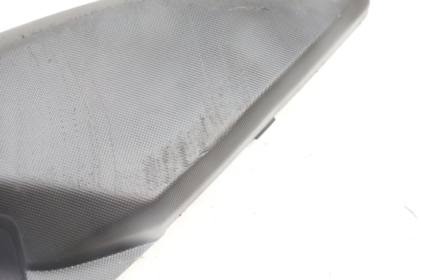 photo de OSŁONA BOCZNA RAMY LEWA YAMAHA N-MAX NMAX 125 (2021 - 2024) - Zoom stanu zużycia