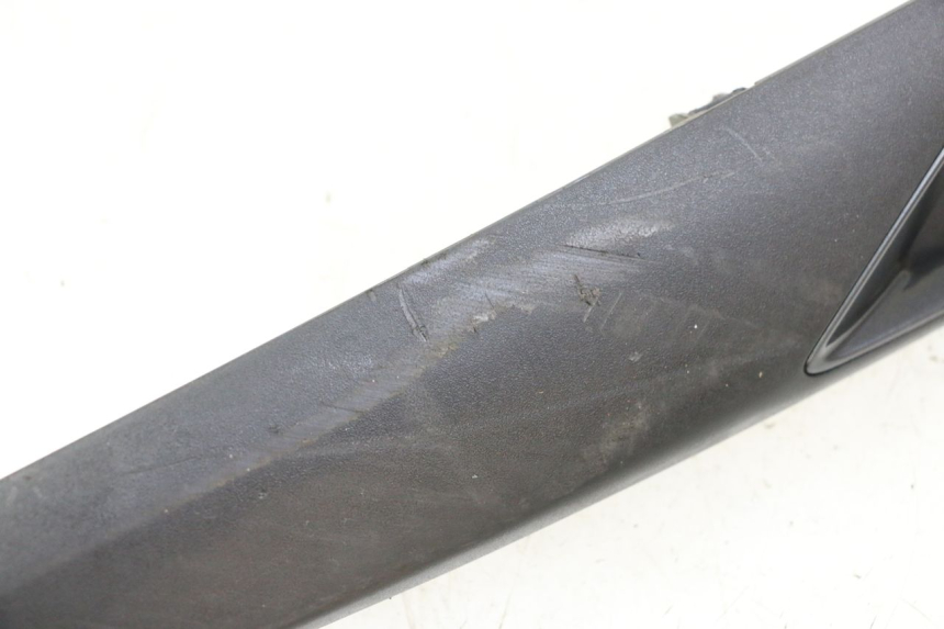 photo de OSŁONA LEWEJ BOCZNEJ RAMY APRILIA SXR 50 (2021 - 2023) - Szczegół części