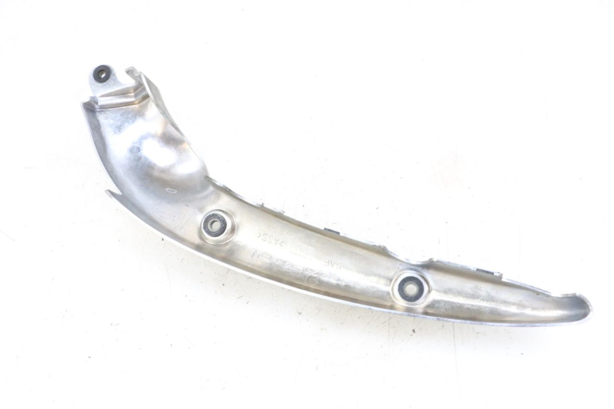 photo de OSŁONA LEWEJ BOCZNEJ RAMY SUZUKI VL INTRUDER 125 (2004 - 2007) - Zoom stanu zużycia