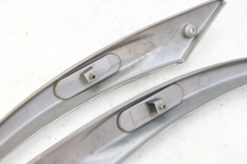 photo de OSŁONA BOCZNA RAMY PIAGGIO LIBERTY 125 (1998 - 2008) - Szczegół części