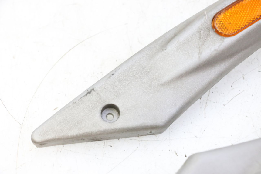 photo de OSŁONA BOCZNA RAMY PIAGGIO LIBERTY 125 (1998 - 2008) - Szczegóły charakterystyczne