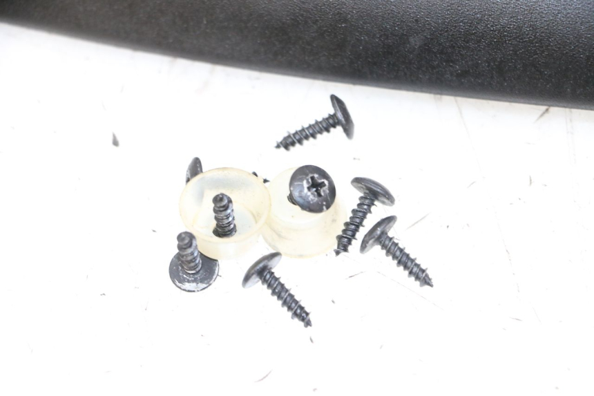 photo de OSŁONA BOCZNA RAMY PIAGGIO BEVERLY 125 (1998 - 2005) - Punkty mocowania