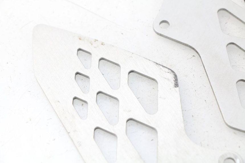 photo de OSŁONA BOCZNA RAMY BMW S RR ABS S1000RR 1000 (2009 - 2011) - Zbliżenie techniczne