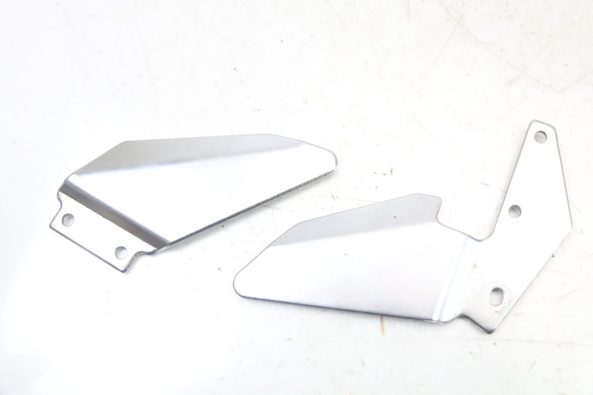 photo de OSŁONA BOCZNA RAMY SUZUKI GS F 500 (2004 - 2007) - Widok główny