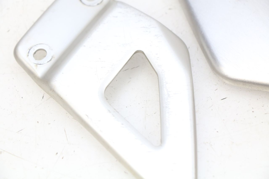 photo de OSŁONA BOCZNA RAMY SUZUKI SV N 650 (1999 - 2002) - Zoom stanu zużycia