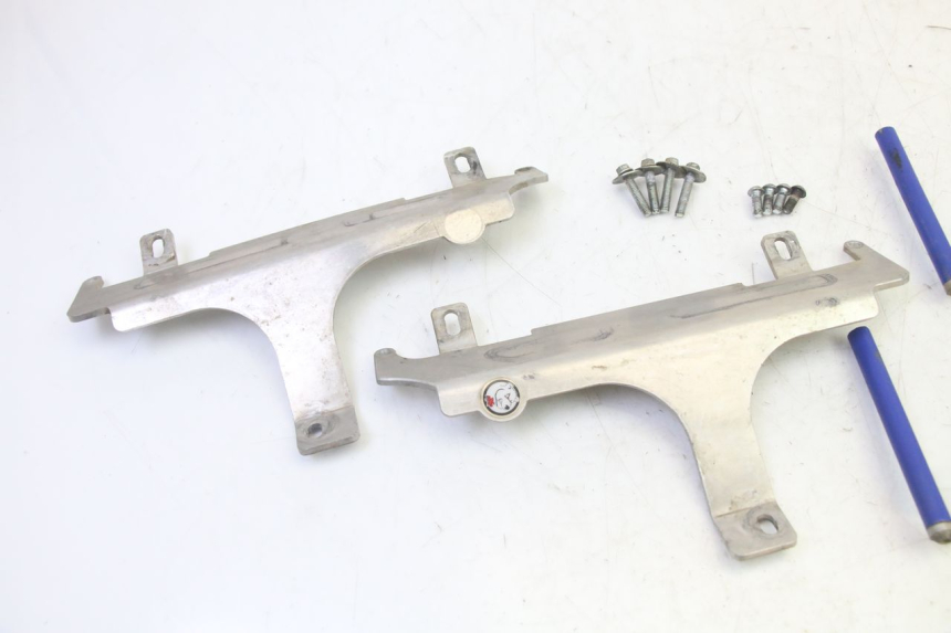 photo de OSŁONA BOCZNA RAMY YAMAHA YZ-F YZF 250 (2014 - 2018) - Zbliżenie techniczne