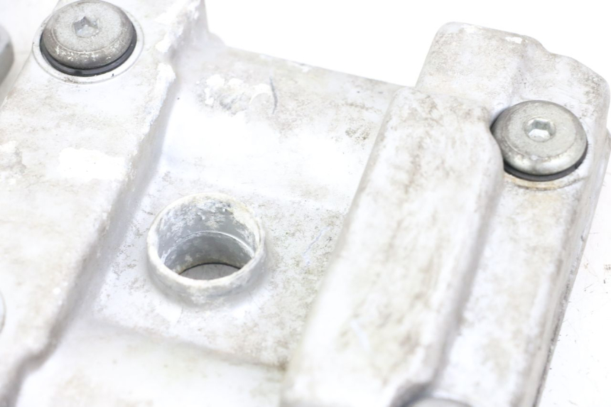 photo de OSŁONA DŹWIGNI ZAWORÓW HYOSUNG GV AQUILA 125 (2000 - 2009) - Inny kąt widzenia