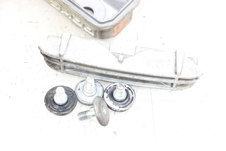 photo de OSŁONA DŹWIGNI ZAWORÓW HYOSUNG GV AQUILA 125 (2000 - 2009) - Zbliżenie techniczne