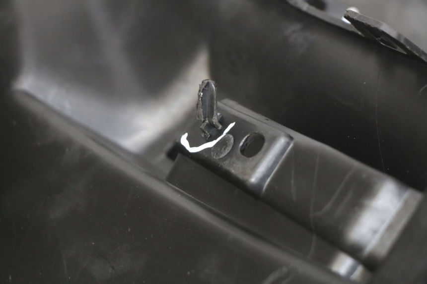 photo de OSŁONA POD SIEDZENIEM PEUGEOT CITYSTAR 125 (2011 - 2017) - Zoom stanu zużycia