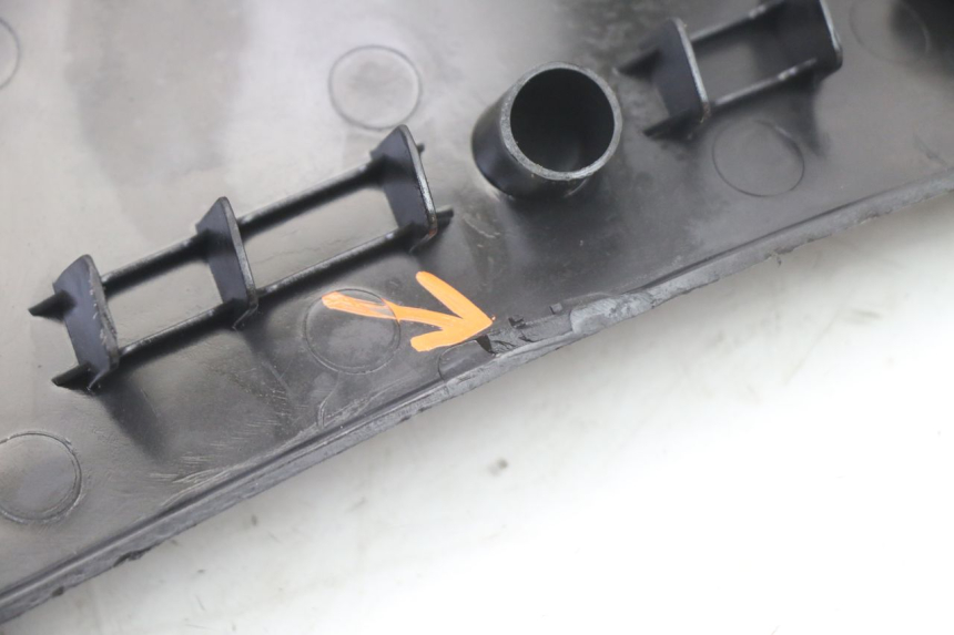 photo de OSŁONA POD SIEDZENIEM KYMCO DINK STREET 125 (2009 - 2014) - Stan powierzchni