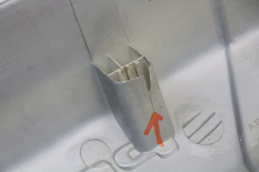 photo de OSŁONA POD SIODŁEM PRAWA PEUGEOT 103 VOGUE VS2 50 (2004 - 2017) - Oznaczenia i referencje