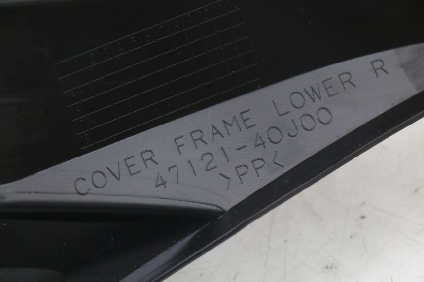 photo de OSŁONA POD SIEDZENIEM PRAWA SUZUKI ADDRESS 110 (2015 - 2020) - Oznaczenia i referencje