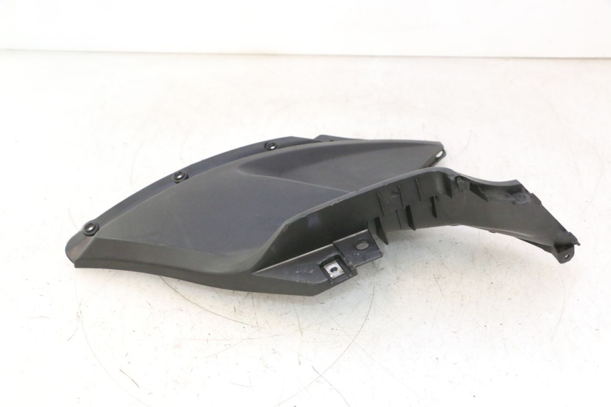 photo de OSŁONA POD SIODŁEM PRAWA KYMCO AGILITY 16+ 4T 50 (2018 - 2023) - Zbliżenie techniczne