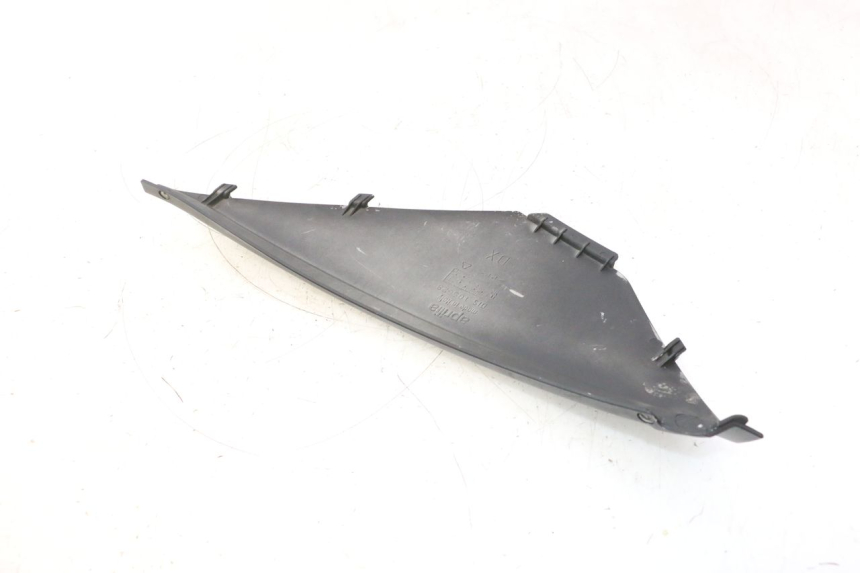 photo de PRAWA OSŁONA POD SIEDZENIEM APRILIA ATLANTIC S 125 (2010 - 2013) - Zbliżenie techniczne