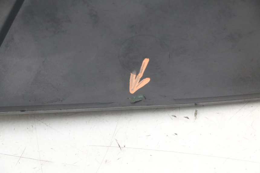 photo de OSŁONA POD SIODŁEM PRAWA BMW C1 125 (2000 - 2003) - Inny kąt widzenia