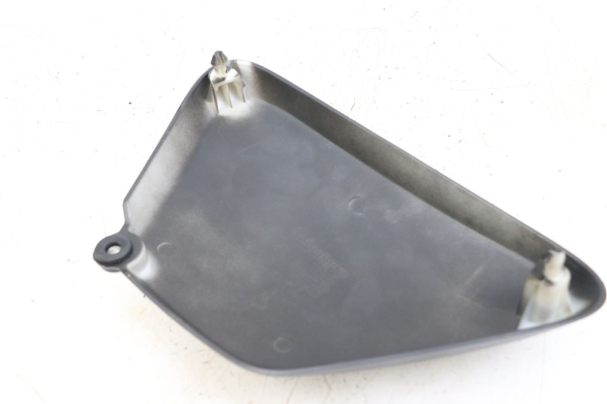 photo de OSŁONA POD SIODŁEM PRAWA ARCHIVE CAFE RACER 4T 50 (2019 - 2024) - Szczegół części