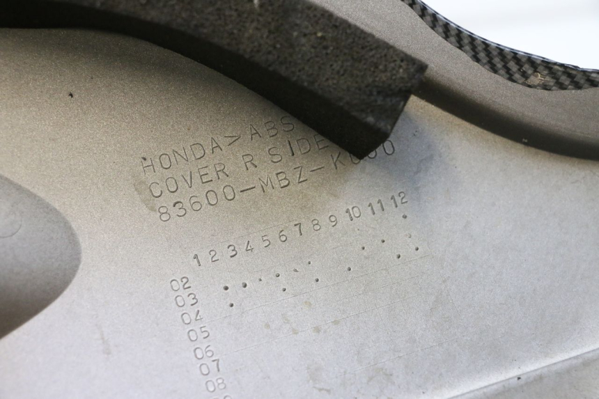 photo de PRAWA OSŁONA POD SIEDZENIEM HONDA CB F HORNET 600 (2005 - 2006) - Zoom stanu zużycia