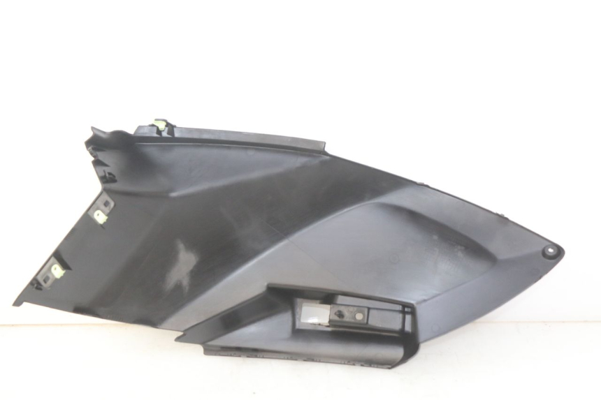 photo de OSŁONA POD SIODŁEM PRAWA PEUGEOT CITYSTAR AIR 125 (2014 - 2017) - Zbliżenie techniczne