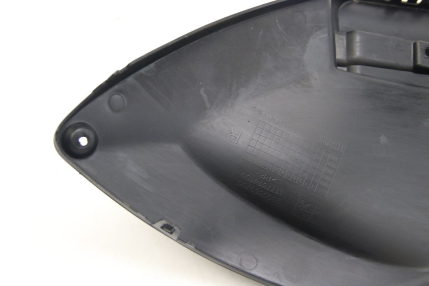 photo de OSŁONA POD SIEDZENIEM PRAWA PEUGEOT CITYSTAR 125 (2011 - 2017) - Szczegóły charakterystyczne