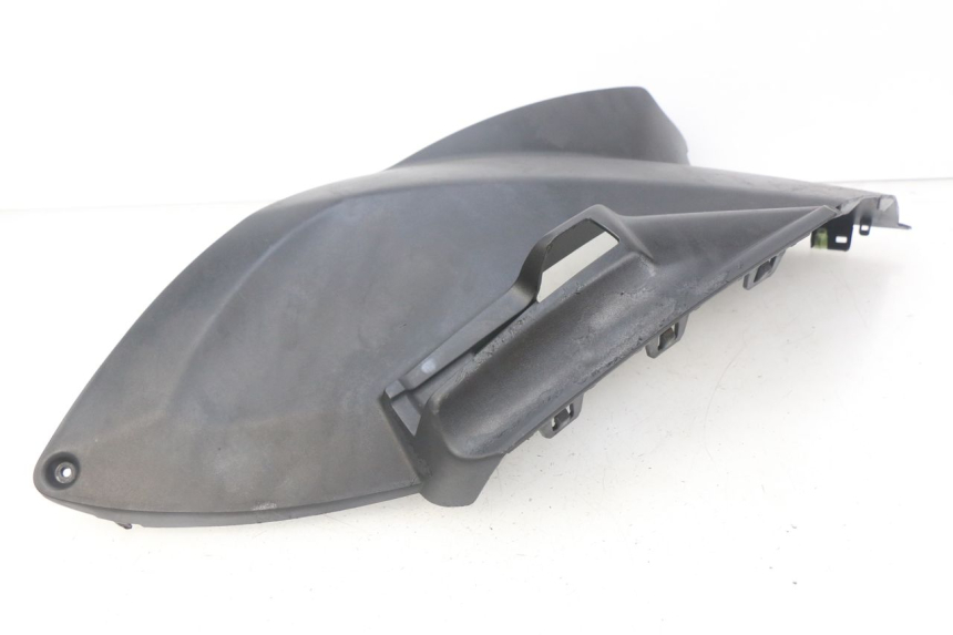 photo de OSŁONA POD SIODŁEM PRAWA PEUGEOT CITYSTAR 50 (2013 - 2017) - Zbliżenie techniczne