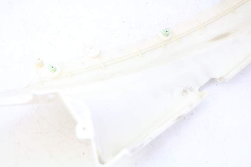 photo de OSŁONA POD SIODŁEM PRAWA PEUGEOT DJANGO 2T 50 (2014 - 2019) - Zoom stanu zużycia